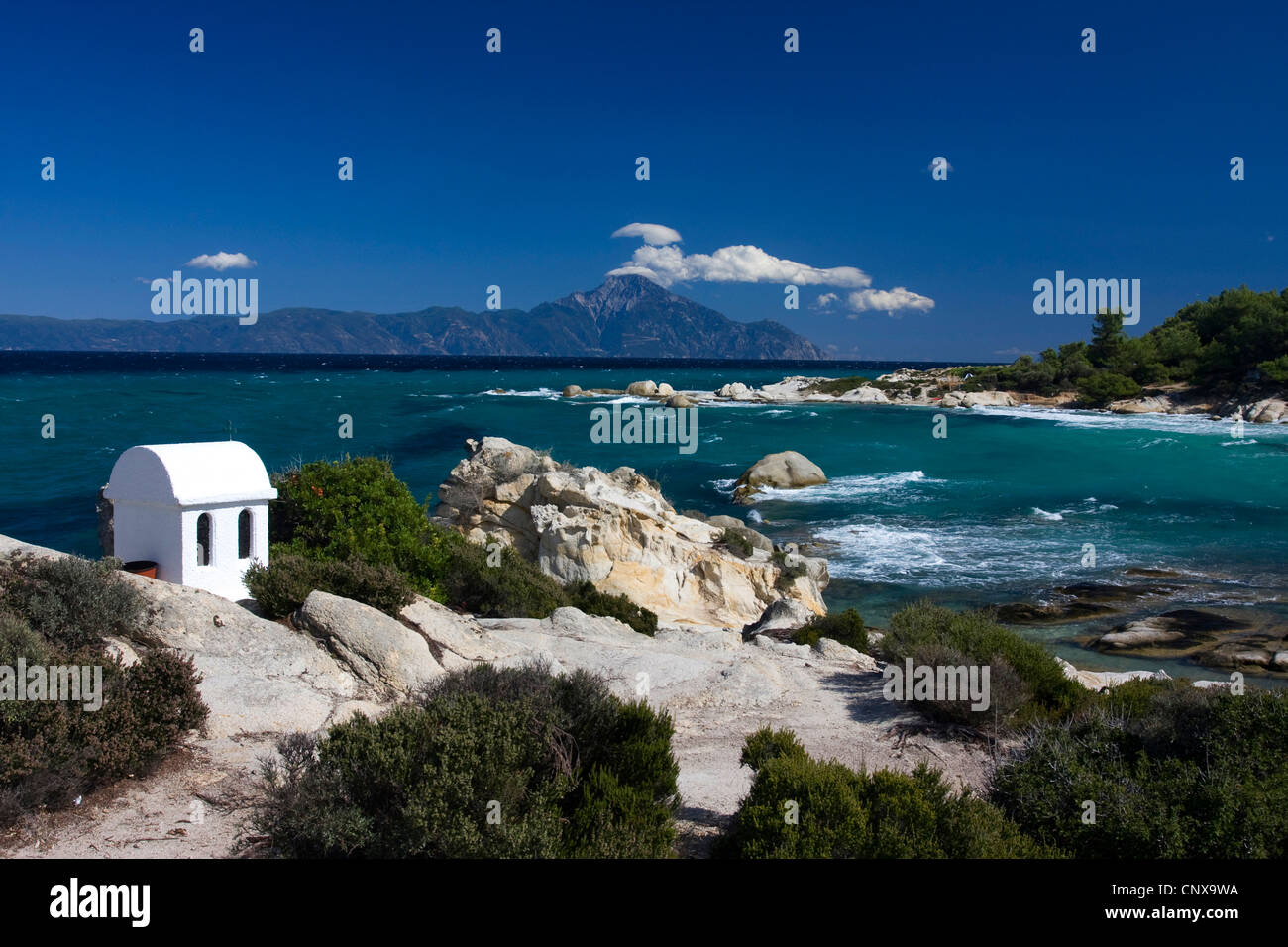 Paysage côtier à Sarti avec chapelle, la Grèce, la Chalcidique Banque D'Images