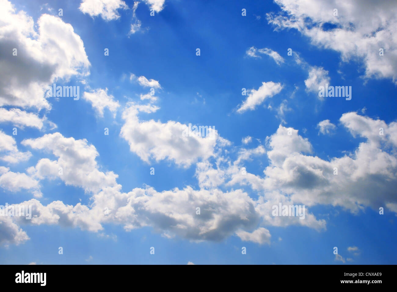 Blanc et gris, nuages dans le ciel bleu. Banque D'Images