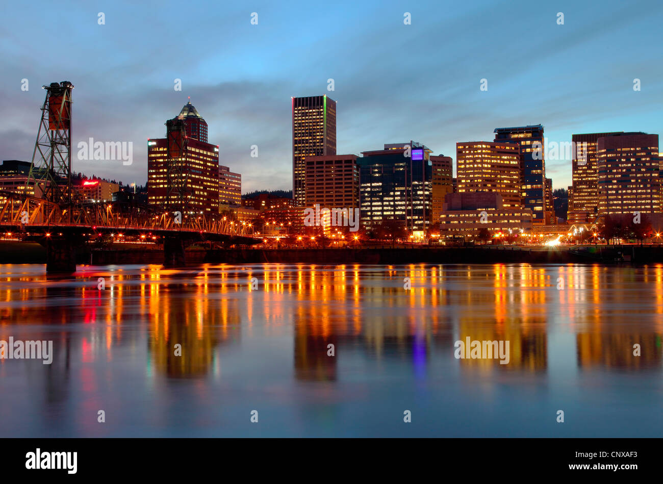 Le centre-ville de Portland (Oregon) skyline at Dusk. Banque D'Images