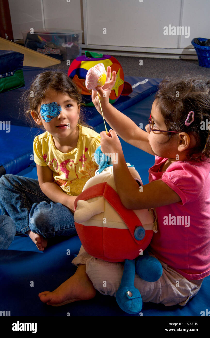 Partiellement aveugle d'un enfant découvre un cadeau par le toucher dans un  jouet souple et rembourré au cours d'une compétence professionnelle à la  classe des enfants aveugles Photo Stock - Alamy