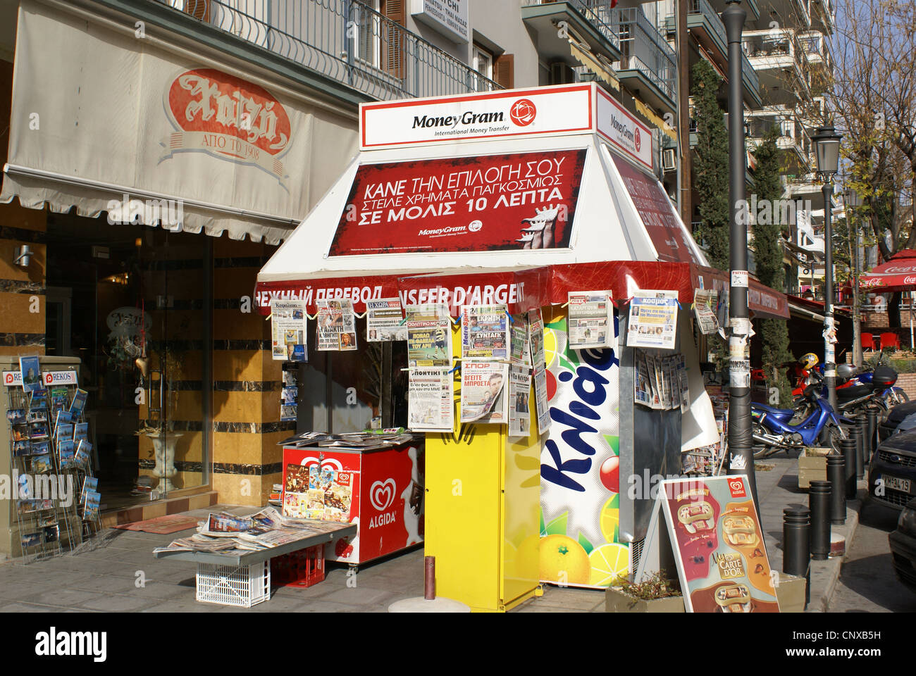 Un periptero avec les journaux en vente, à Thessalonique, Grèce Banque D'Images