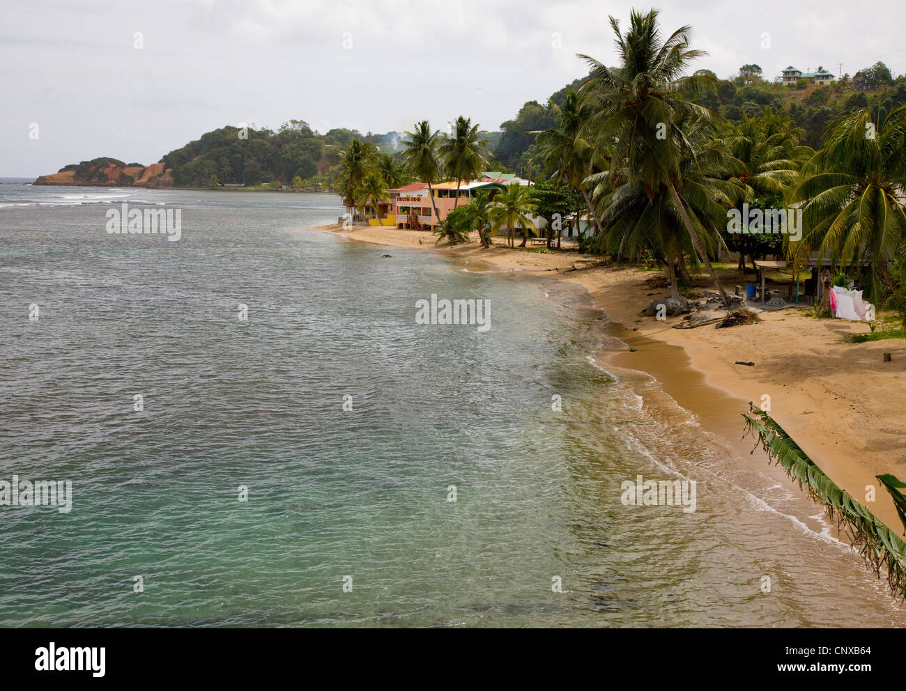 Jolie ville plage de Calibishie sur la côte nord-est de la Dominique dans les Antilles à la recherche vers les roches rouges Banque D'Images