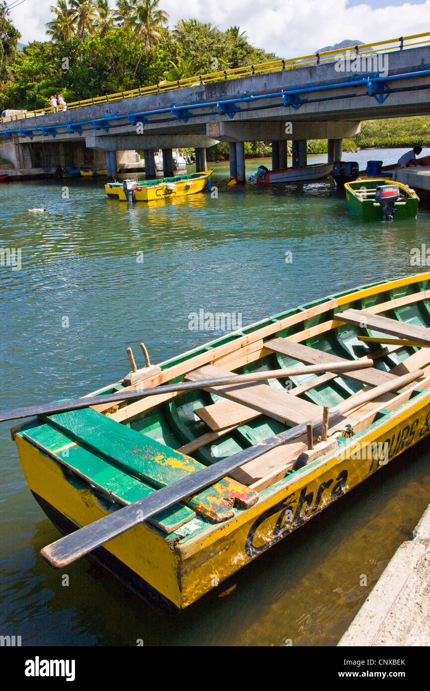Barques attendent des passagers sur l'estuaire de la rivière indienne en Dominique Antilles Banque D'Images