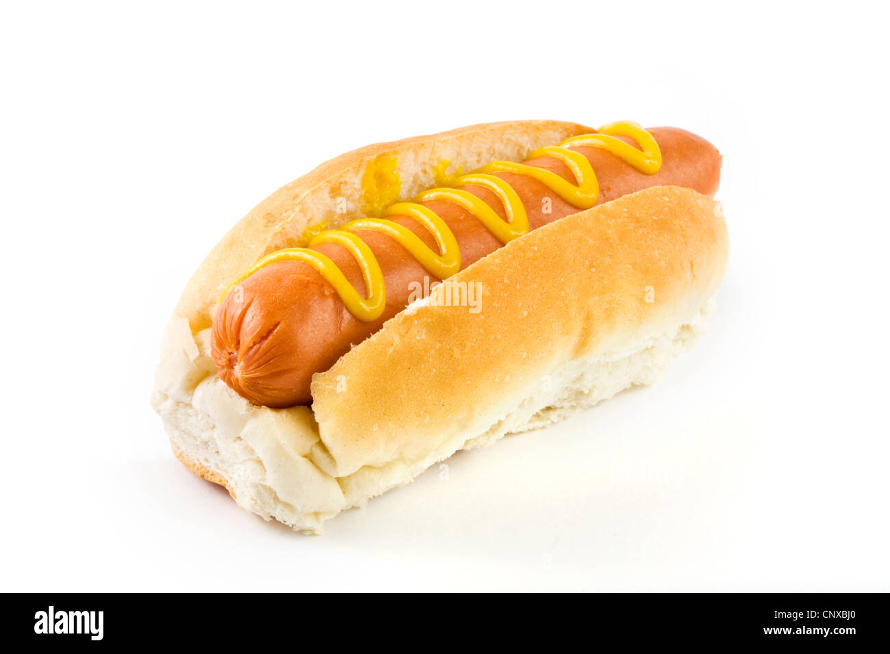 Hot dog avec de la moutarde et morsure manquants sur fond blanc Banque D'Images