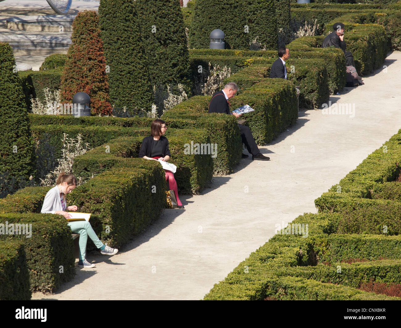 Lecture de personnes dans le parc de Kunstberg, le centre-ville de Bruxelles, Belgique Banque D'Images
