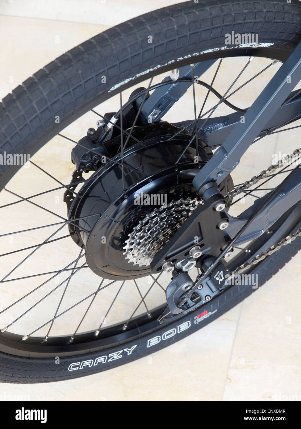 Moteur électrique intégré dans le moyeu arrière de vélo ou moto de lumière. Banque D'Images