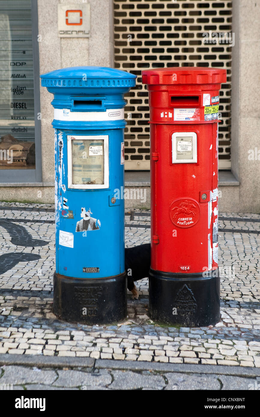 Boîtes aux lettres rouges et bleus, Porto, Portugal Photo Stock - Alamy