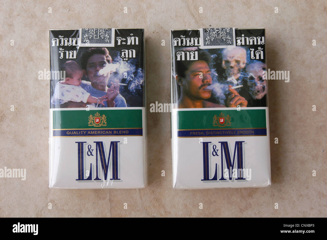 Avertissement de fumeurs sur les paquets de cigarettes en Thaïlande. Banque D'Images