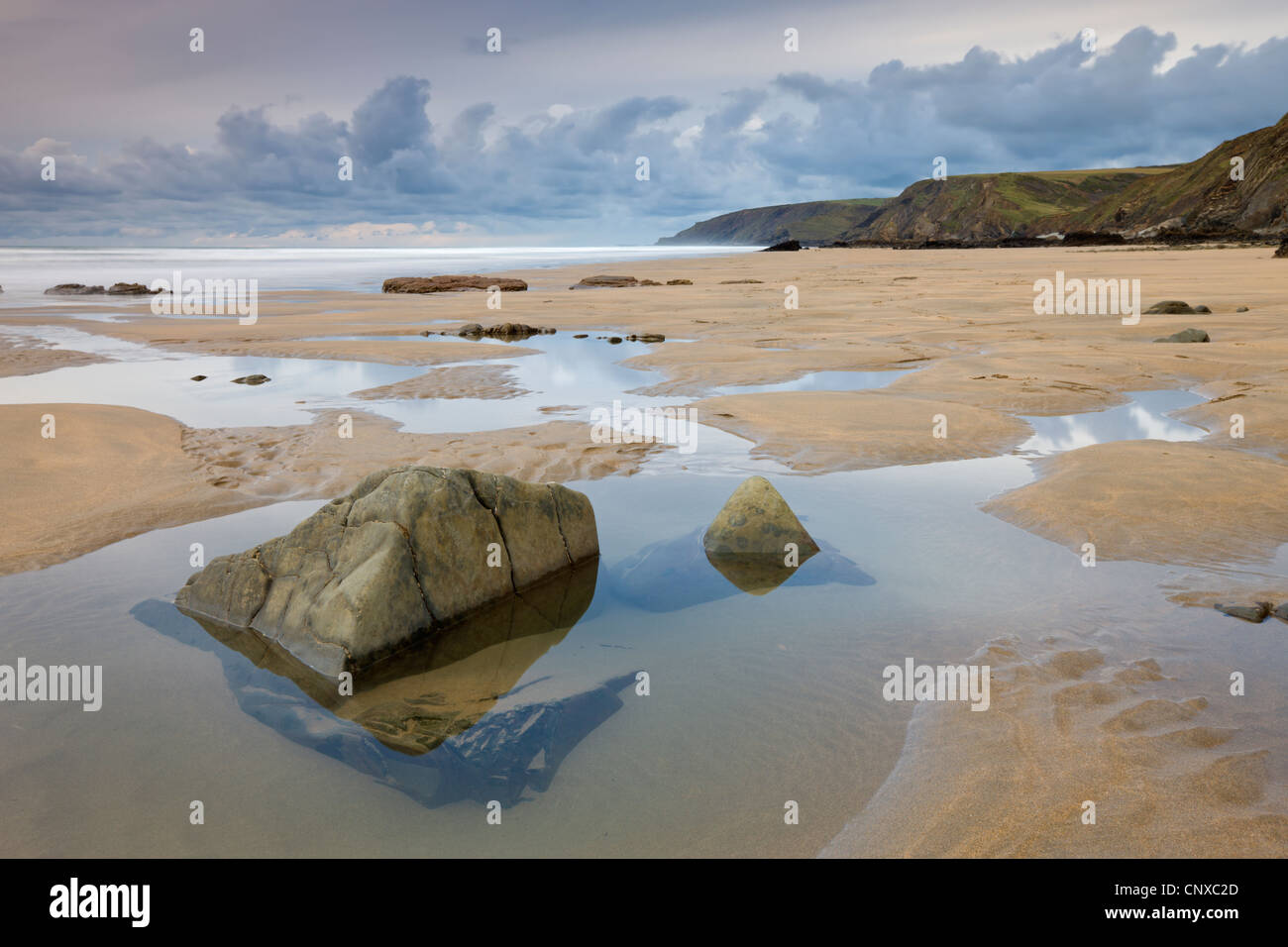 Rockpools sur Sandymouth Beach à Cornwall, en Angleterre. L'automne (novembre) 2010. Banque D'Images