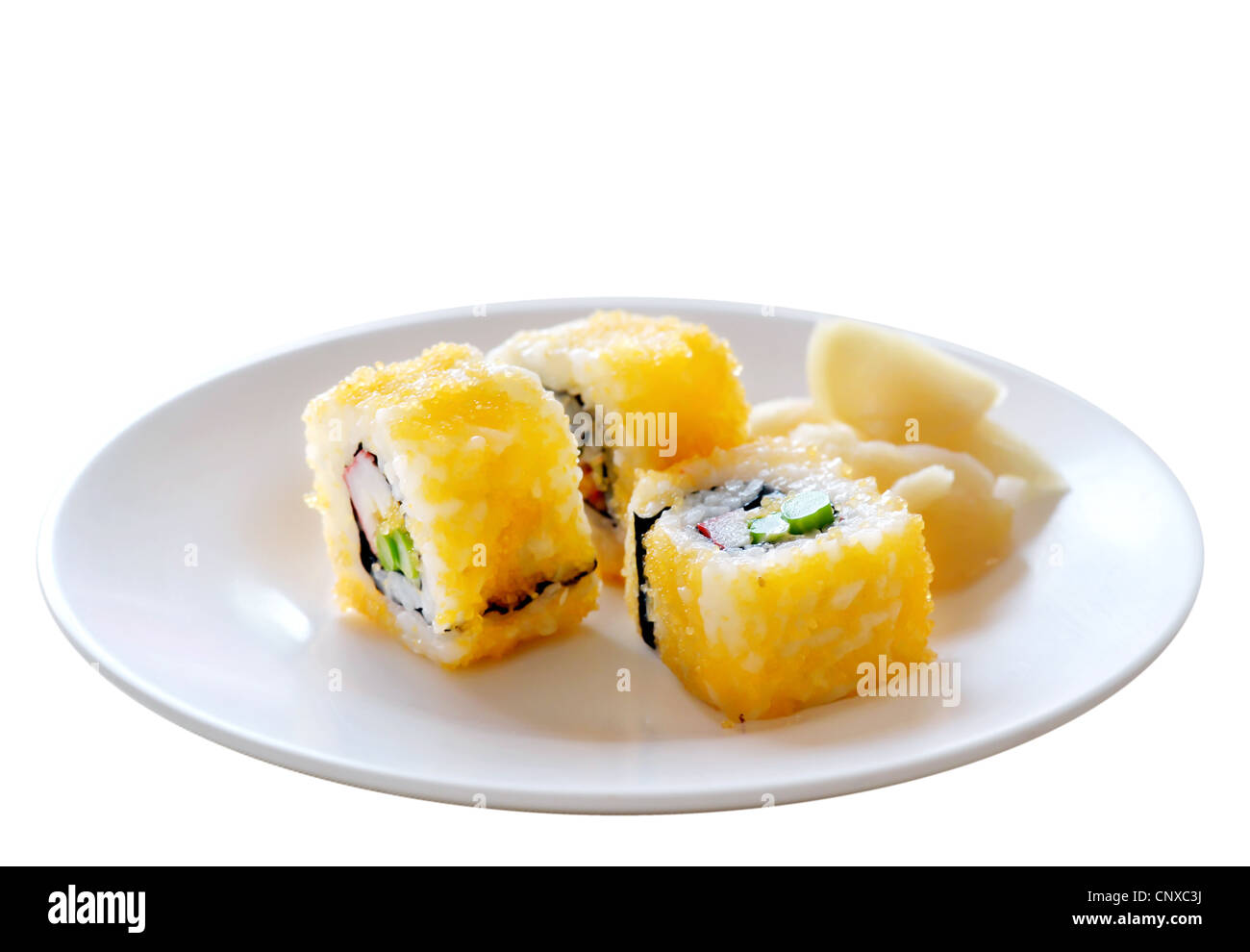 L'imitation d'oeufs de saumon et thon concombre crabe sushi roll sur plat blanc Banque D'Images