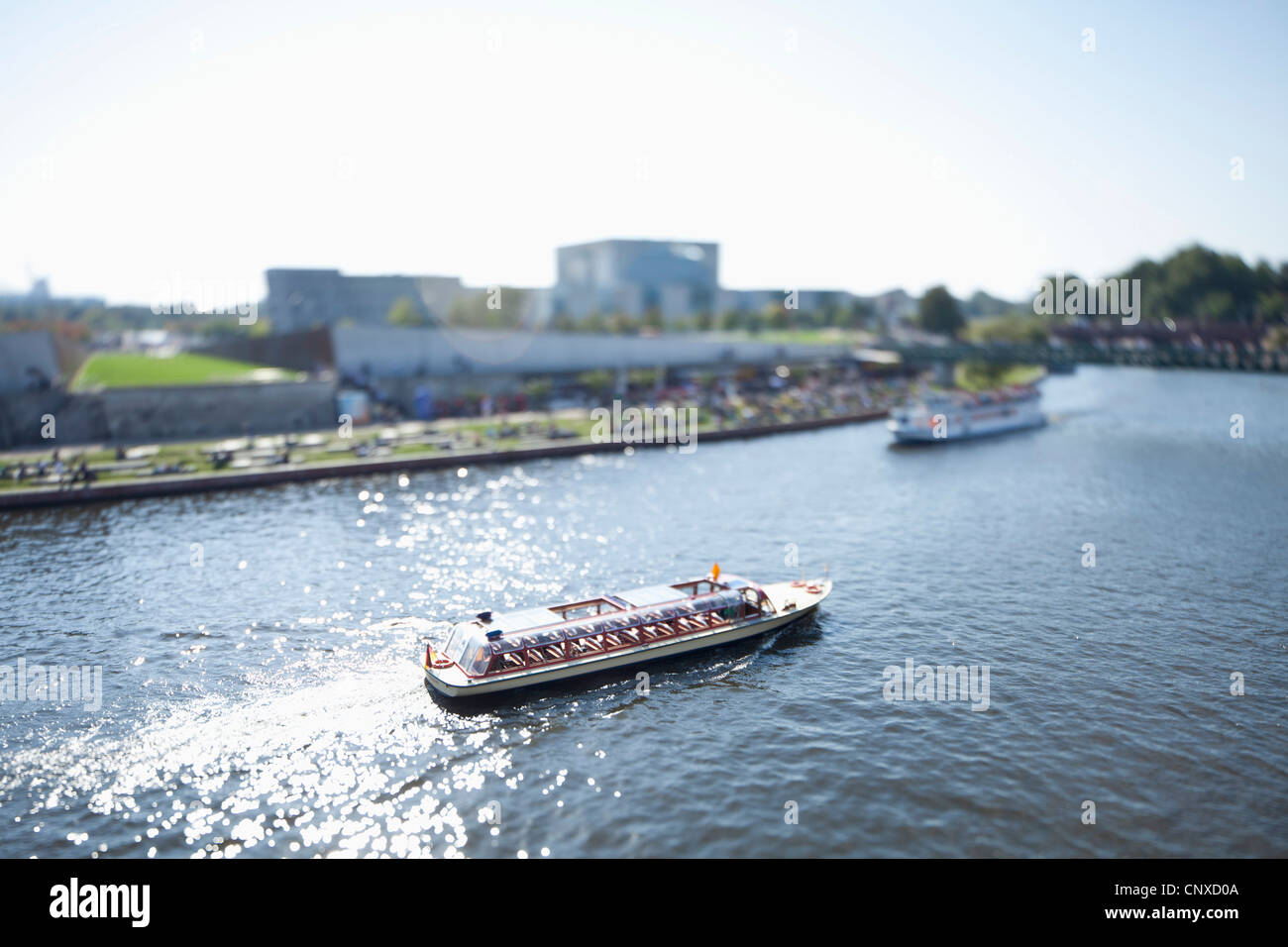 Les bateaux d'excursion sur la rivière Spree, Allemagne, Tilt-shift Banque D'Images
