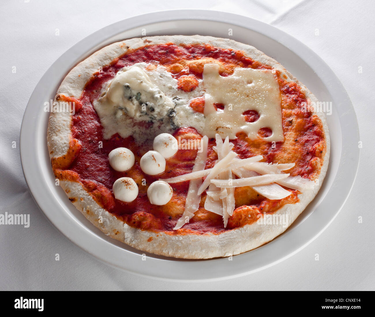 Avec une pizza quatre fromages Banque D'Images