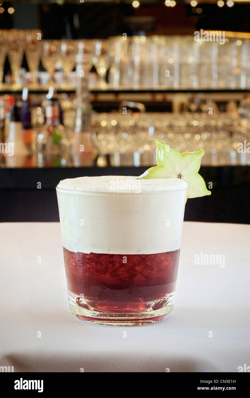 Un cocktail sur une table Banque D'Images