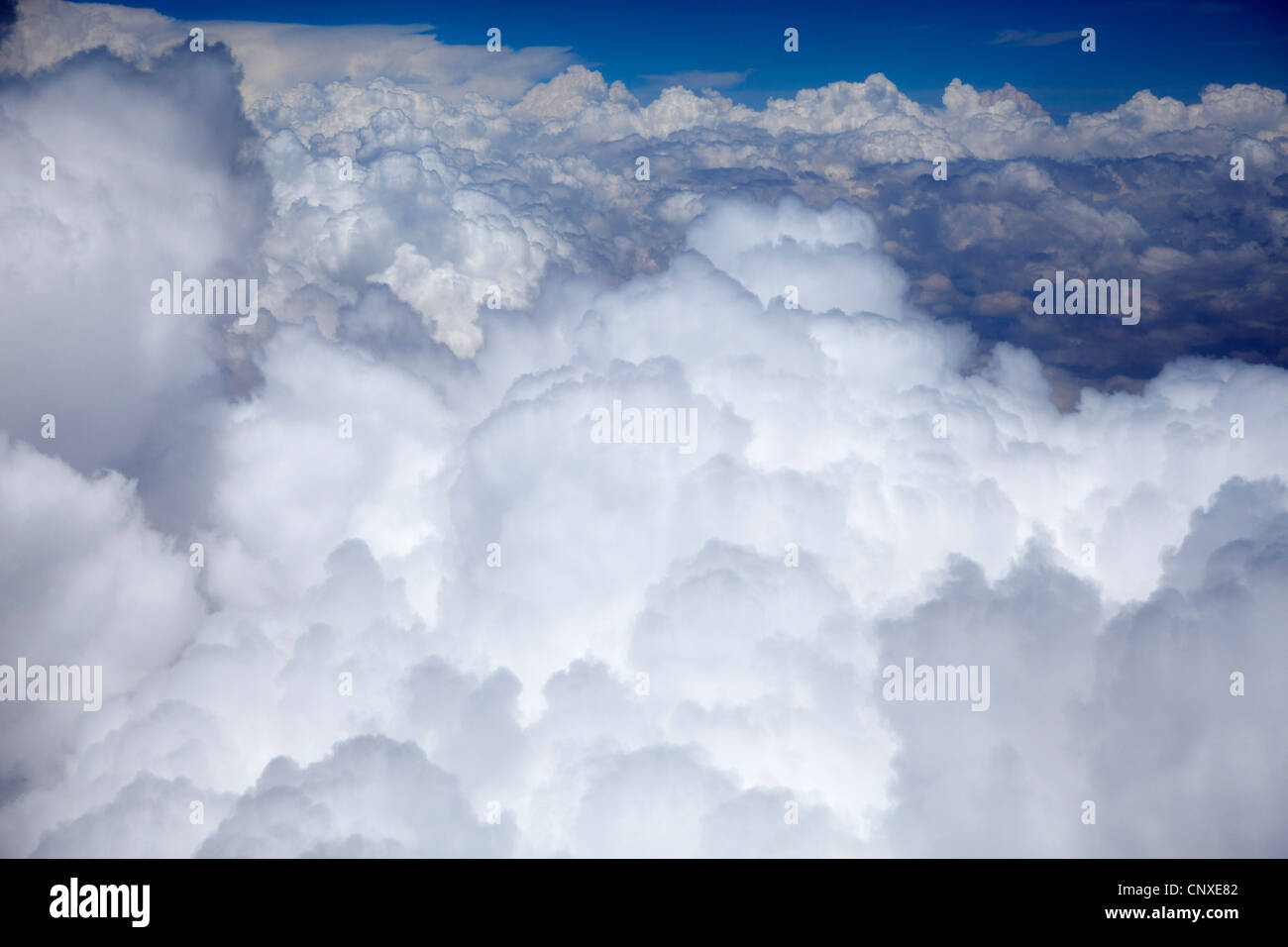 La lumière du soleil sur un ciel bleu, cloudscape à distance Banque D'Images