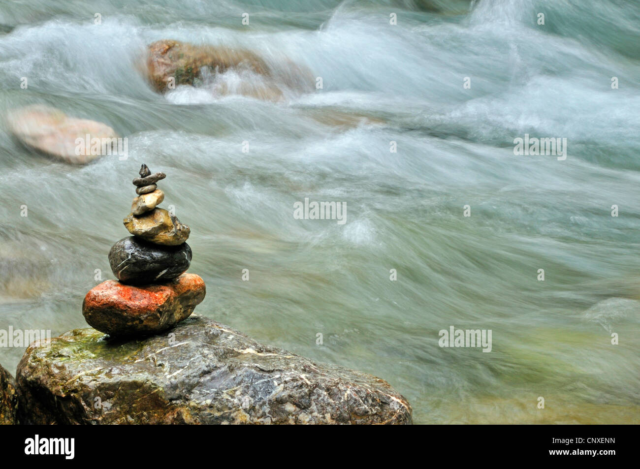 Tas de pierres sur le ruisseau en Oy Valley, Oytal, en Bavière, Allemagne, Allgaeu, Allgaeu, Alpes Allgaeu Banque D'Images