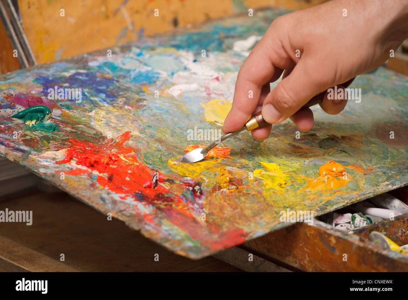 Les mix de l'artiste peint à l'huile avec une spatule.images horizontales, close-up. Banque D'Images
