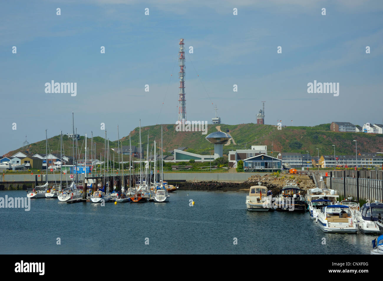Vue sur le port avec la tour de radiodiffusion et le phare sur la partie supérieure de la Terre dans l'arrière-plan, l'Allemagne, Schleswig-Holstein, Helgoland Banque D'Images