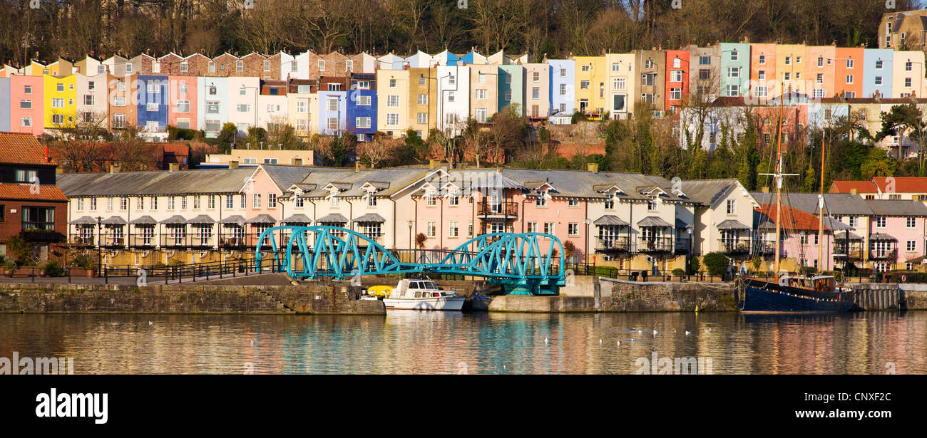 Les lignes colorées des maisons victorienne avec terrasse en bois au-dessus de Clifton harbouside modernes appartements par Bristol's port flottant Banque D'Images