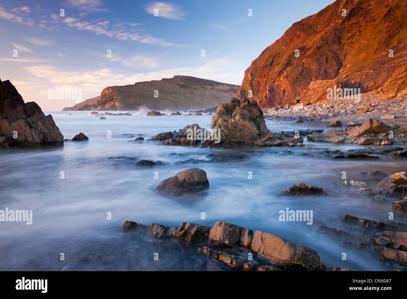 La marée monte les barres rocheuses de Duckpool Beach sur la côte nord des Cornouailles, Cornwall, Angleterre. Printemps (mars) 2011. Banque D'Images