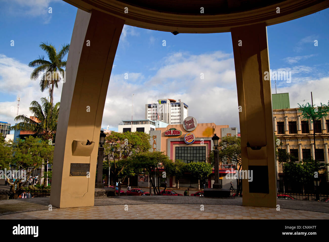 Les chaînes de restauration rapide sur le parc Central Parque Central dans la capitale San José, Costa Rica, Amérique Centrale Banque D'Images