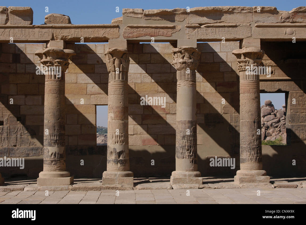 Colonnade de l'ouest du Temple d'Isis sur l'île de Philae près d'Assouan, Egypte. Banque D'Images