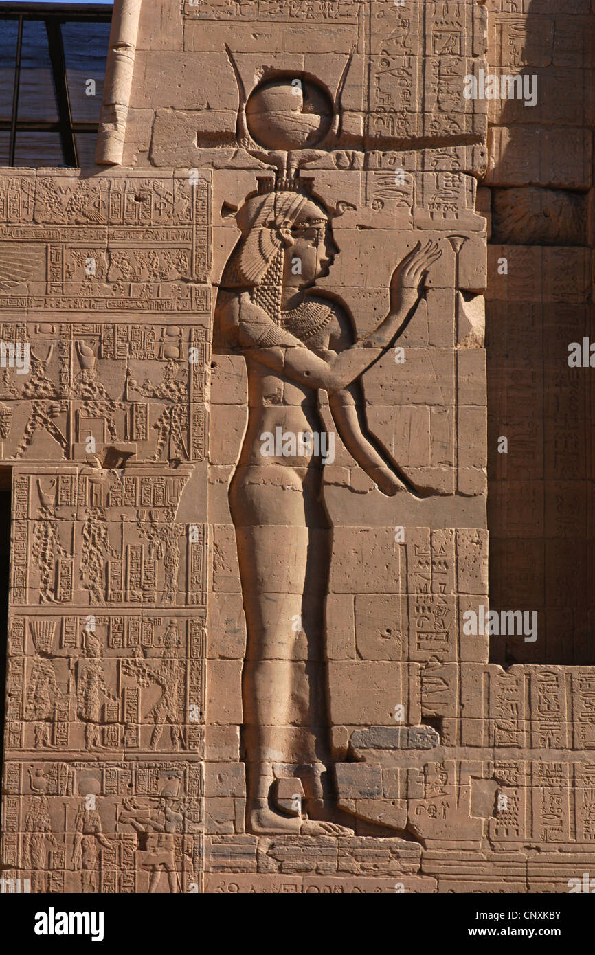 L'ancienne déesse égyptienne Isis. Relief sur la colonnade ouest du Temple d'Isis sur l'île de Philae près d'Assouan, Egypte. Banque D'Images