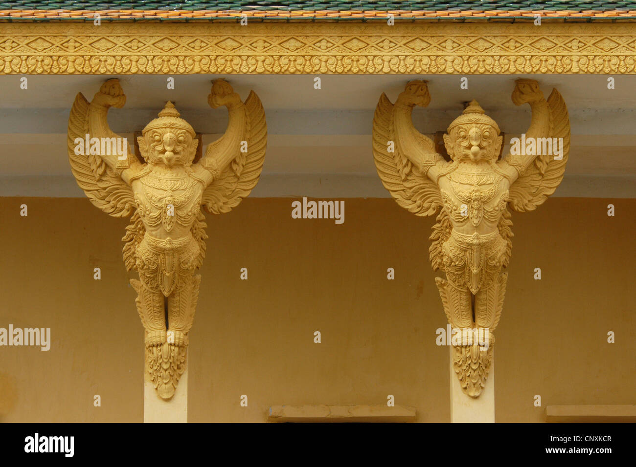 Les oiseaux Garuda le toit de l'un des pavillons du Palais Royal à Phnom Penh, Cambodge. Banque D'Images