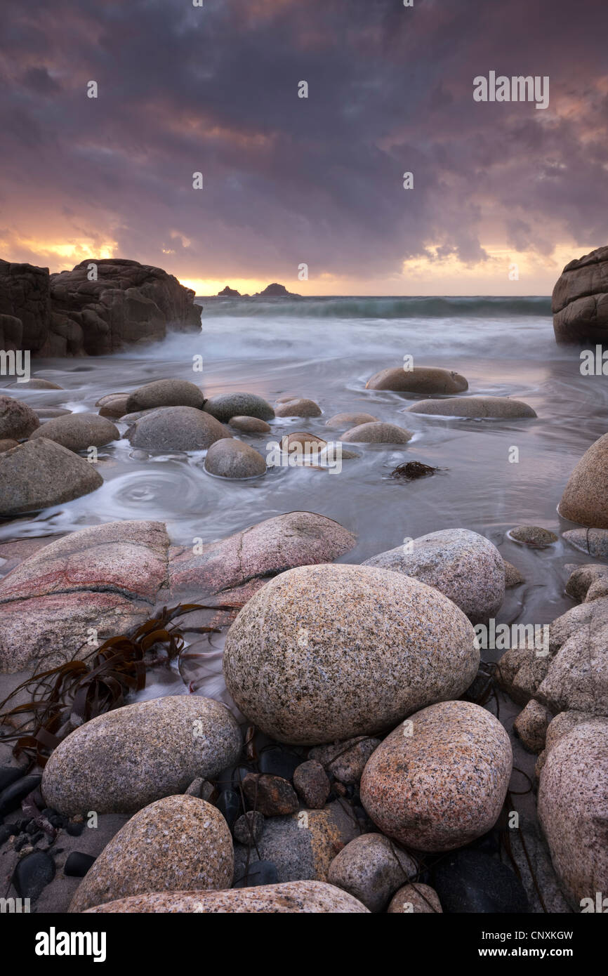 Plage de Porth Nanven et la Brisons au coucher du soleil, St Just, Cornwall, Angleterre. L'automne (septembre) 2011. Banque D'Images