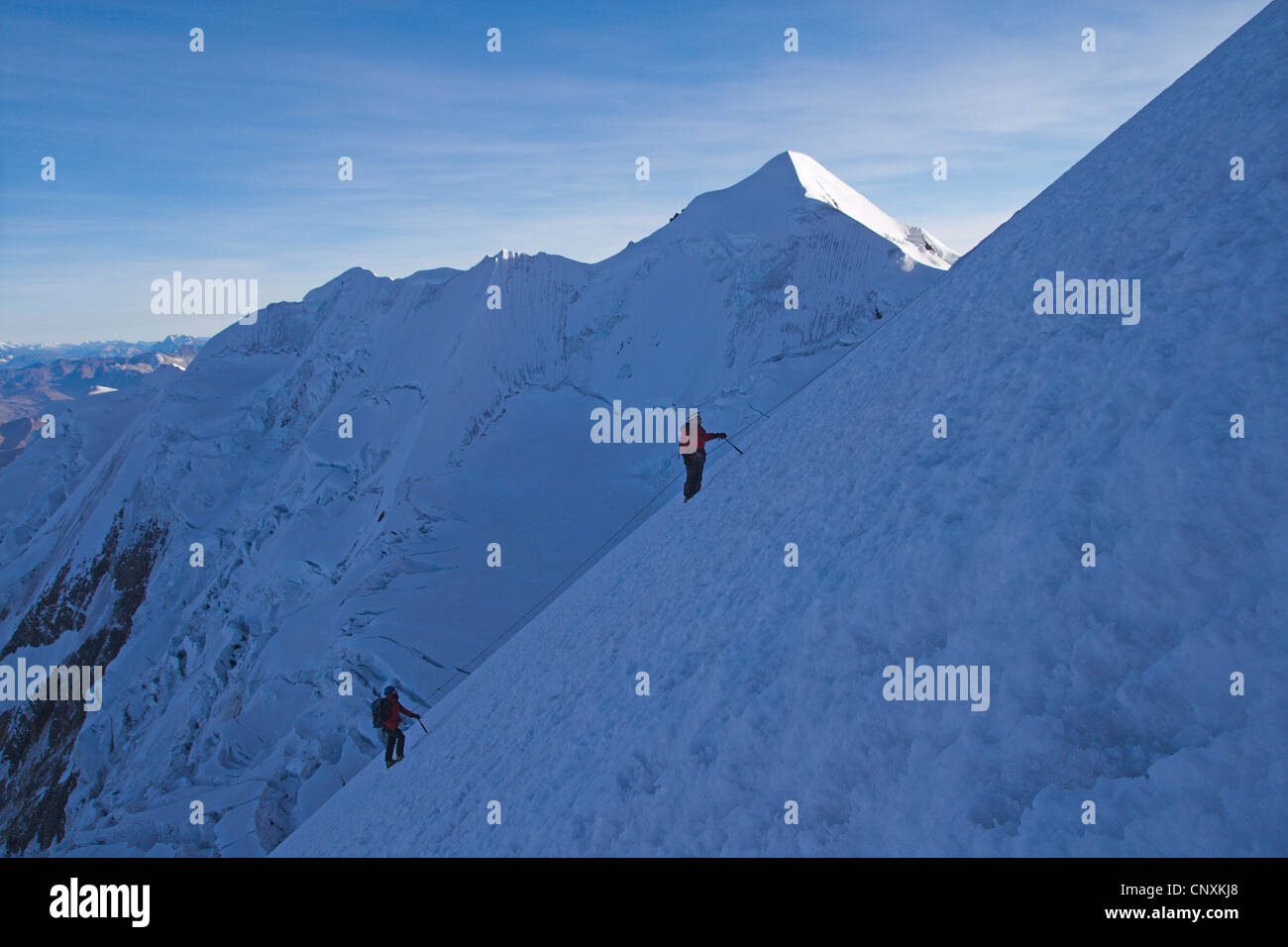 Les alpinistes en montant vers le pic Illimani, la Bolivie, la cordillère des Andes, du Vrai Banque D'Images