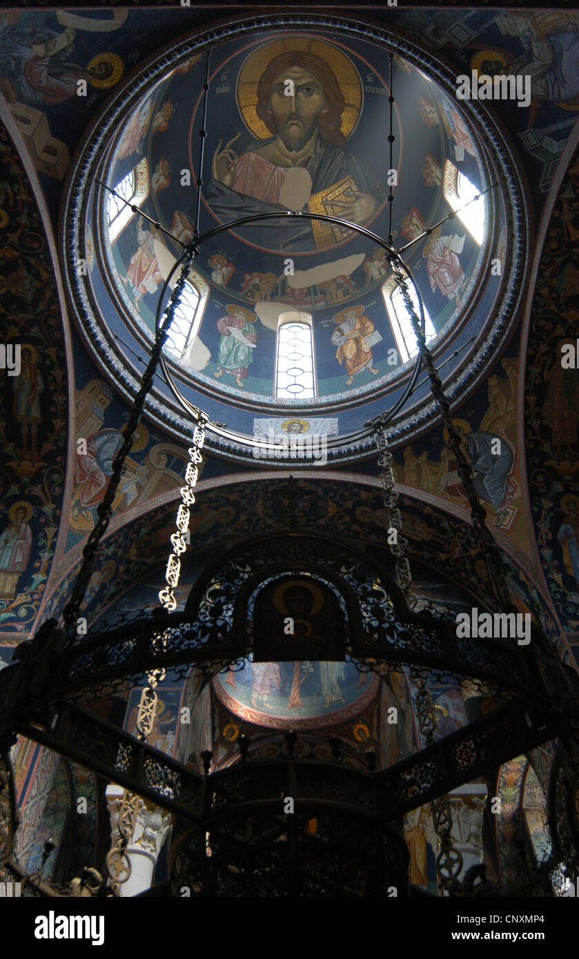 L'intérieur de la mosaïque de St George's Church à Oplenac Hill de Topola, en Serbie. Banque D'Images