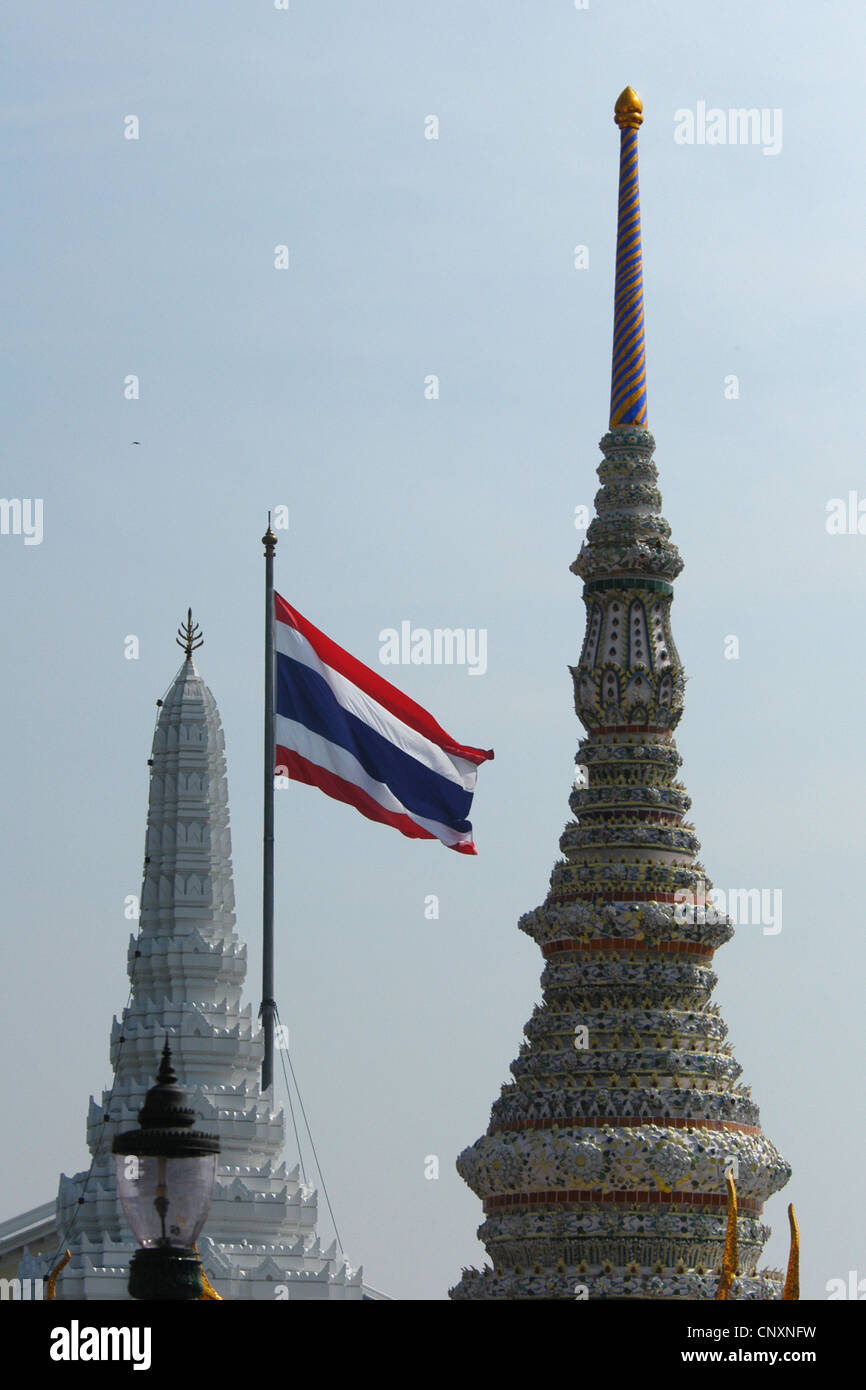 Drapeau national de la Thaïlande dans le Wat Phra Kaew à Bangkok, Thaïlande. Banque D'Images