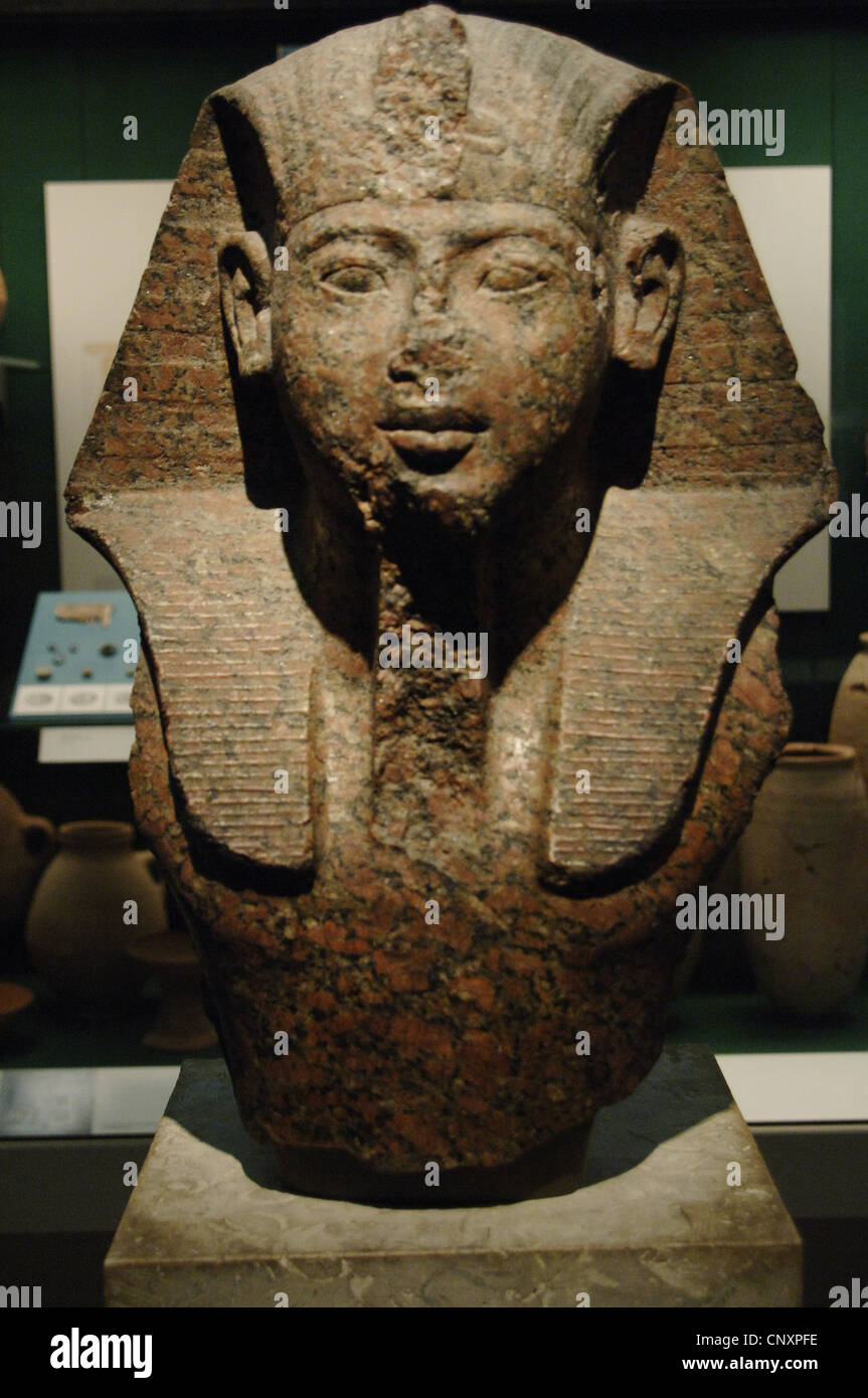 Buste de Pharaon, éventuellement Ramses II. Du c. 1250 BC. De granit rouge. Nouveau Royaume. 19e dynastie. Banque D'Images