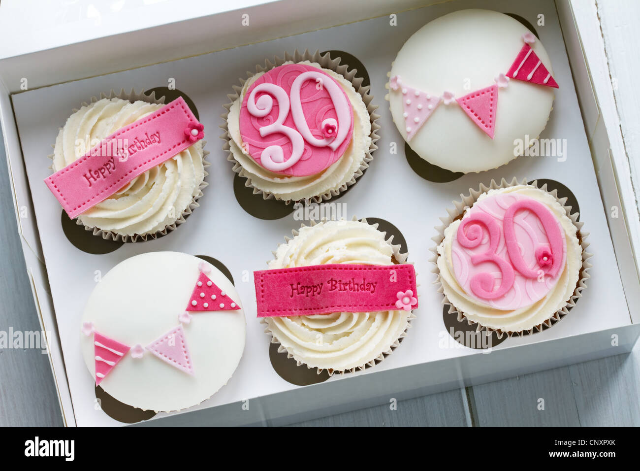 Gateau D Anniversaire 30 Ans Banque D Image Et Photos Alamy