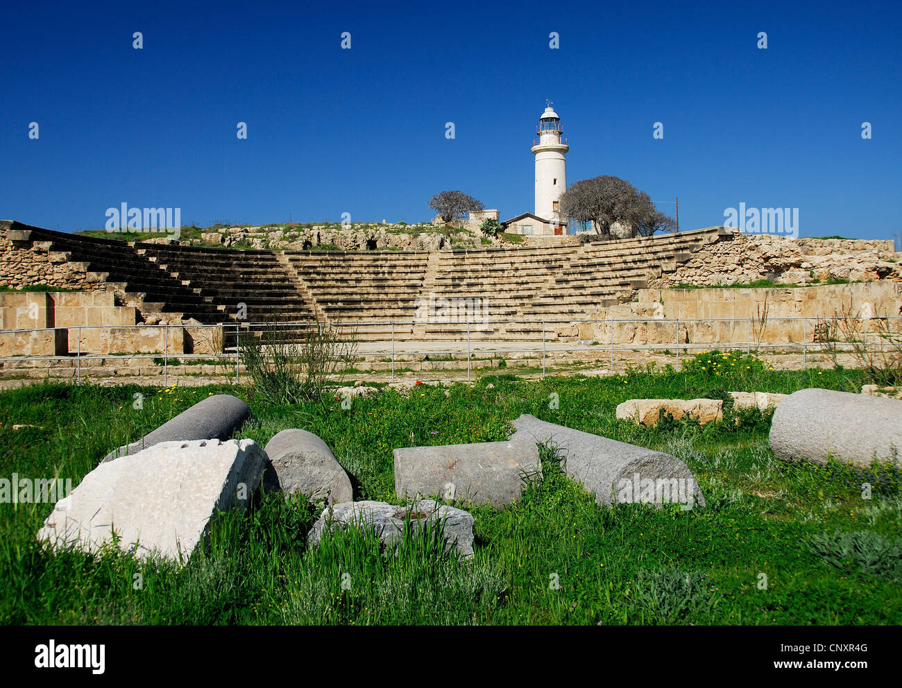 L'Odeion (2e siècle) théâtre romain et le phare à Kato Paphos/ Pafos, Chypre. Banque D'Images