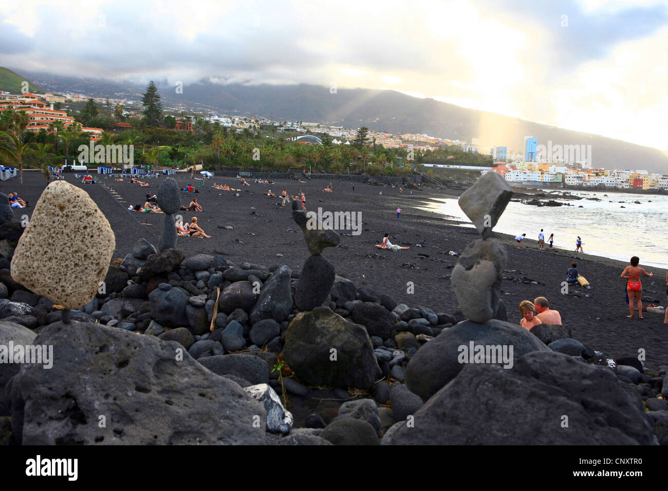Tas de pierres de lave noire et de Playa Jardin, Punta Brava en arrière-plan, Iles Canaries, Tenerife, Puerto De La Cruz Banque D'Images