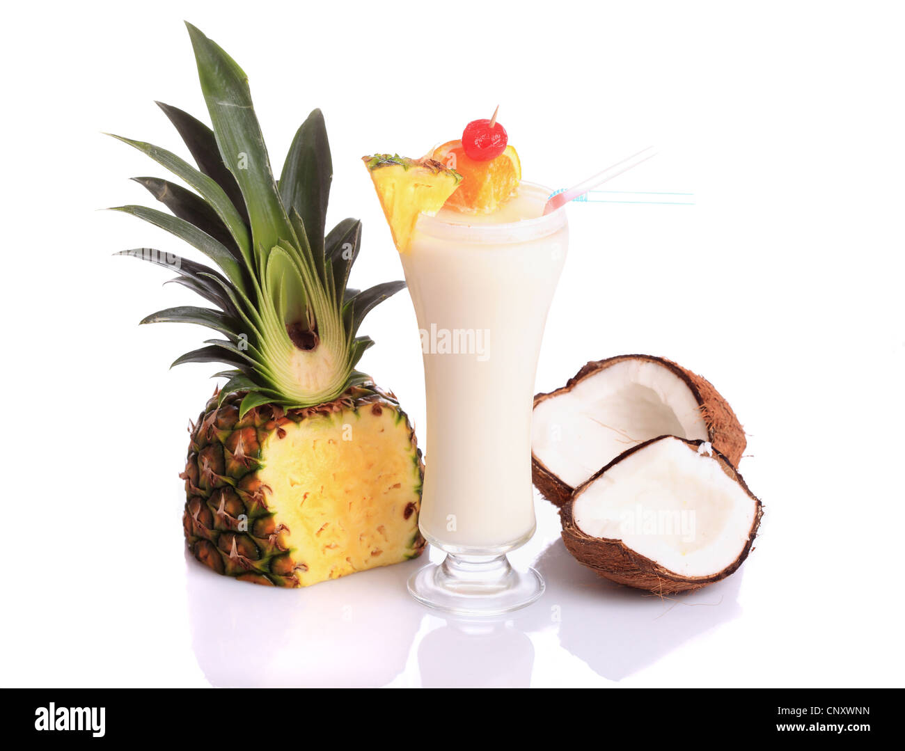 Pina Colada sur fond blanc, garni de tranche d'ananas et noix de coco. Banque D'Images