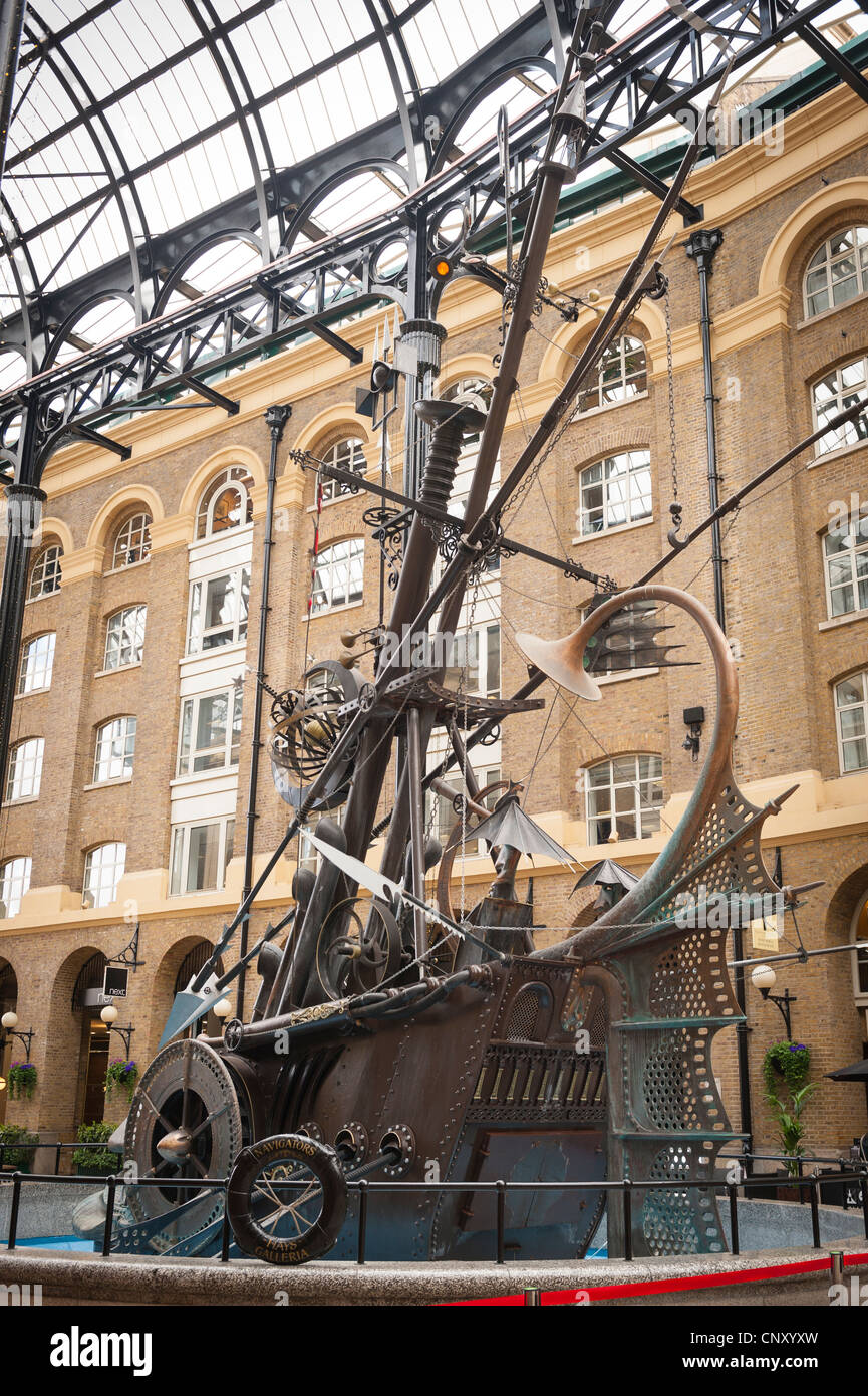 Hays Galleria Quai Londres Southbank la statue de navigateurs par David Kemp 1987 dispositif de l'eau Fontaine Banque D'Images