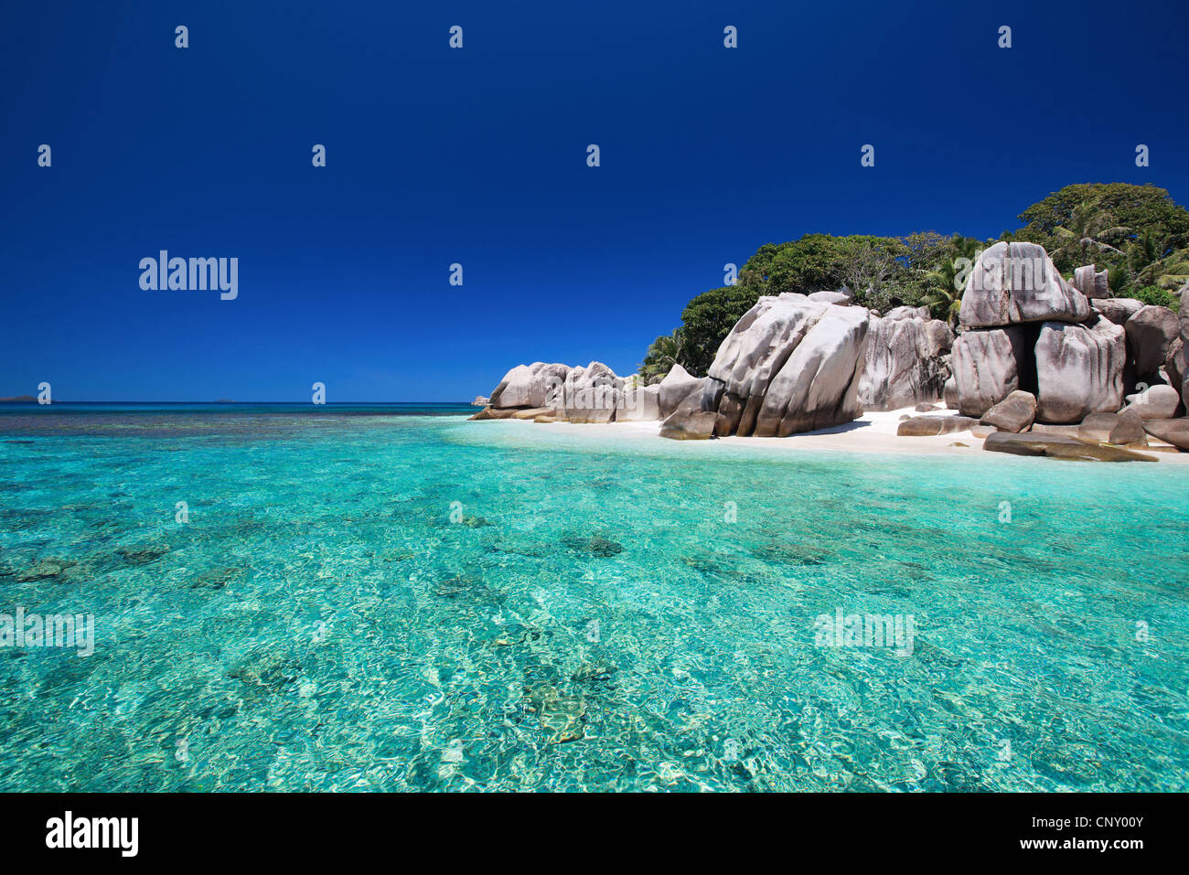 Plage tropicale avec sable blanc, eau turquoise et les roches de granit, Seychelles Banque D'Images