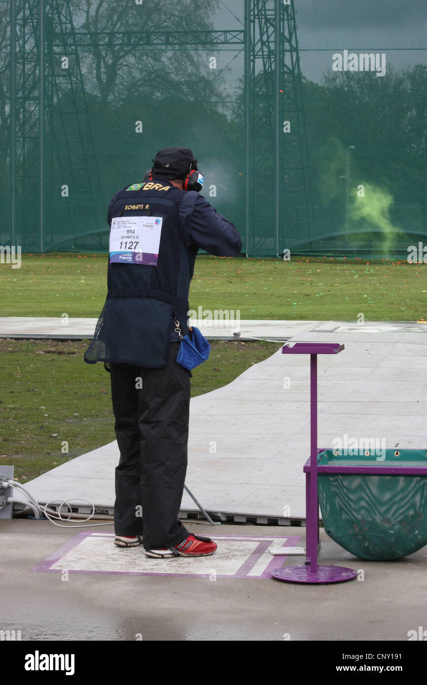 Roberto SCHMITS du Brésil à la Coupe du monde de tir de l'ISSF 2012 le piège de la concurrence, les hommes de la caserne de Woolwich, à Londres Banque D'Images