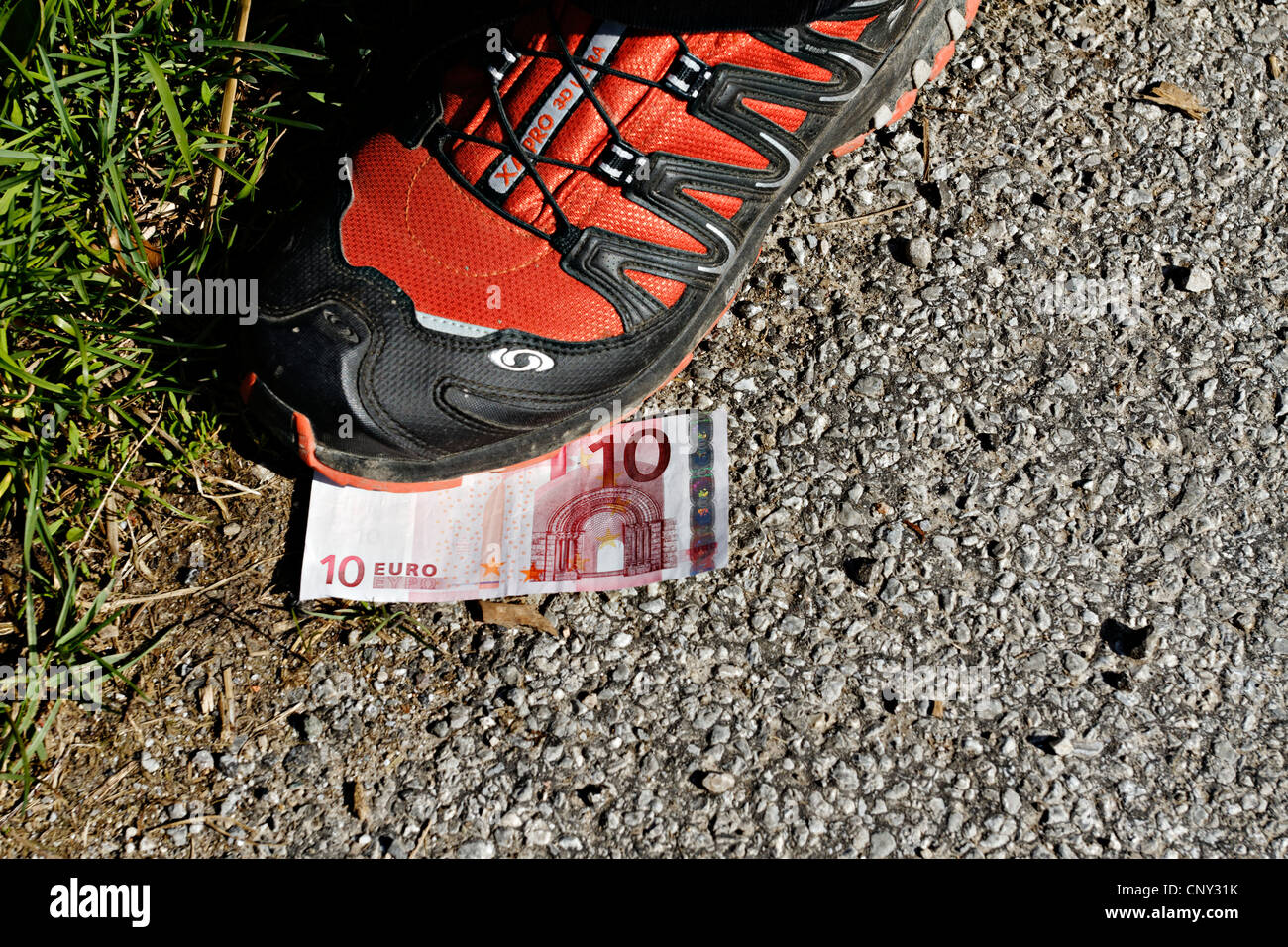 Chaussure rouge sur 10 euro bank note Banque D'Images