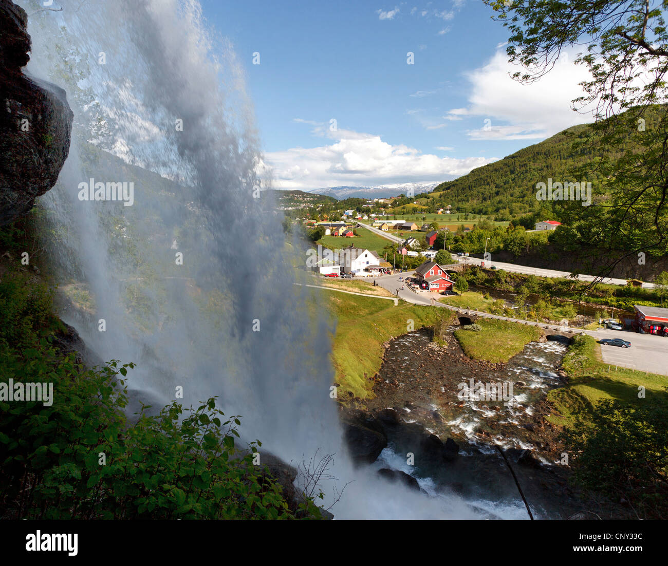 Afficher le long de la chute d'Stendalsfossen dans une vallée sur les maisons d'un village, la Norvège, Rogaland, Steindalsfossen Banque D'Images
