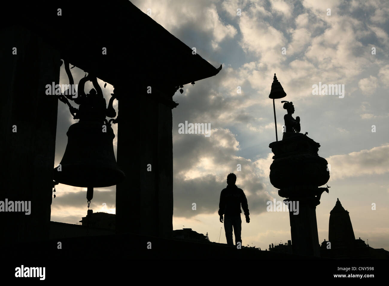 Taleju Bell et le pilier avec la statue du roi Bhupatindra Malla en Bhaktapur Durbar Square à Bhaktapur, Népal. Banque D'Images