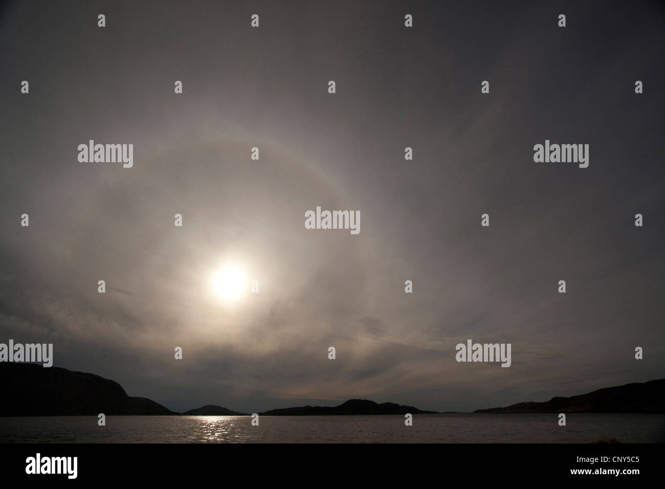 Halo solaire sur l'autre, de la Norvège, Flatanger Banque D'Images