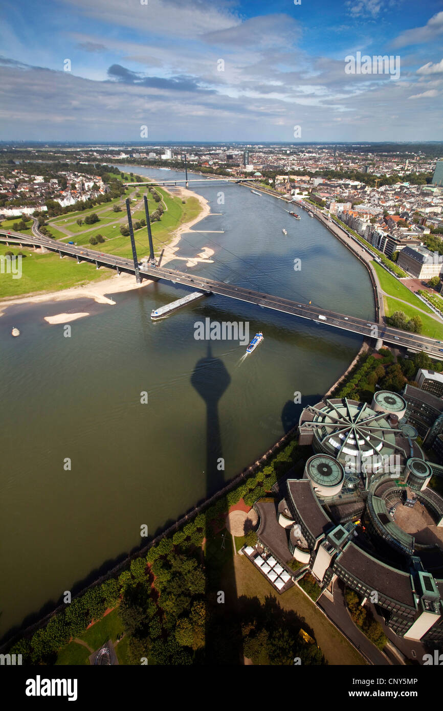 Vue du Rhin avec Rheinkniebruecke Rheinturm à Düsseldorf et, en Allemagne, en Rhénanie du Nord-Westphalie, Duesseldorf Banque D'Images