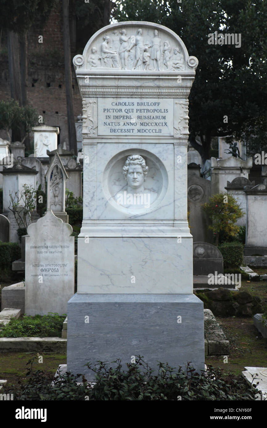 Pierre tombale du peintre russe Karl Bryullov au cimetière protestant dans le quartier Testaccio à Rome, Italie. Banque D'Images