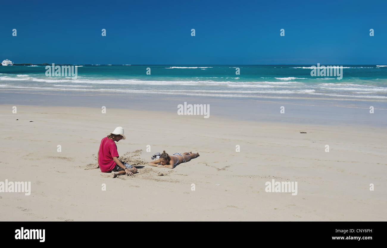 Deux personnes à la plage tropicale, l'Équateur, Îles Galápagos, Isabela, Puerto Villamil Banque D'Images