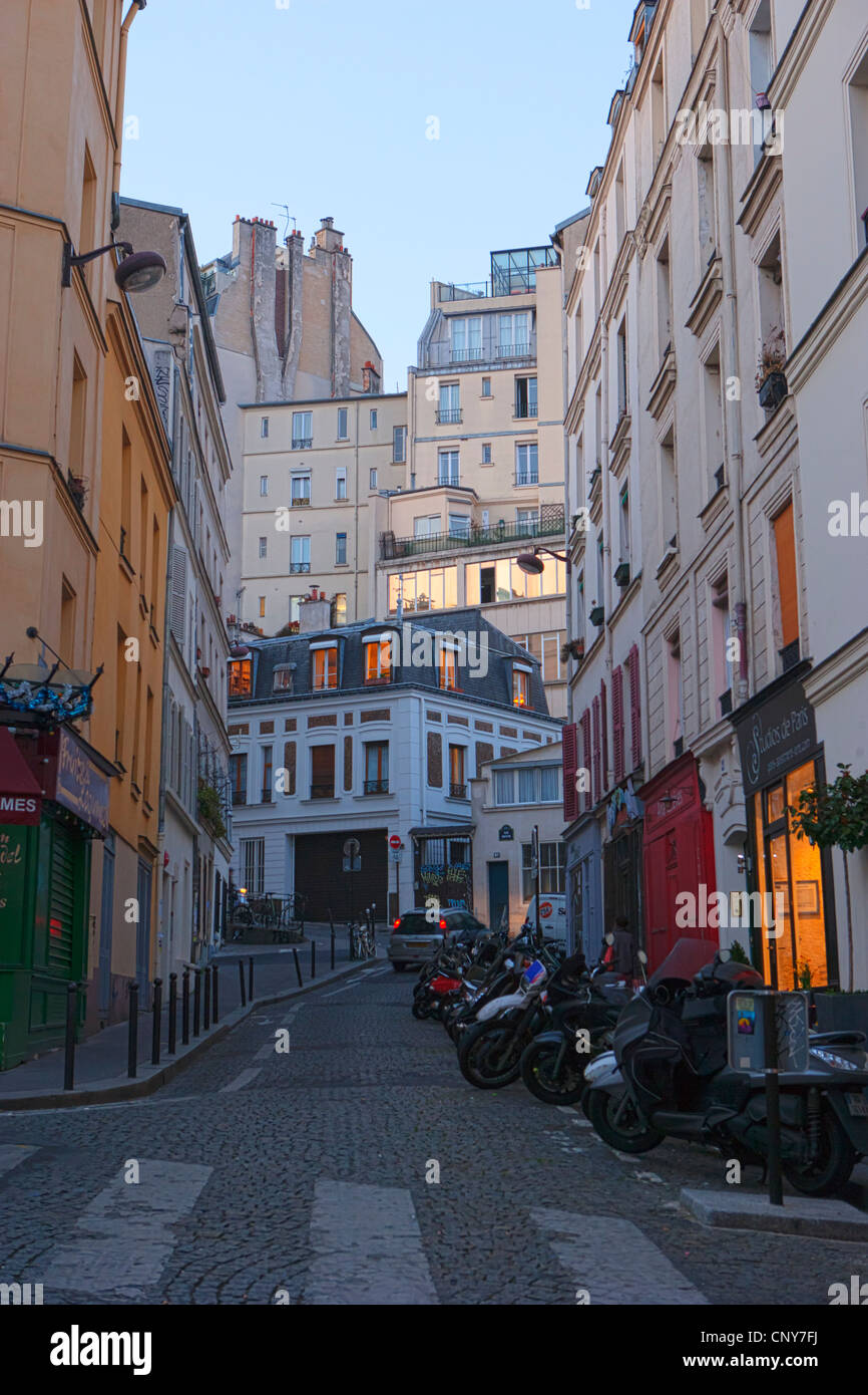 Ruelle bordée de motos dans le quartier Montmartre, Paris Banque D'Images