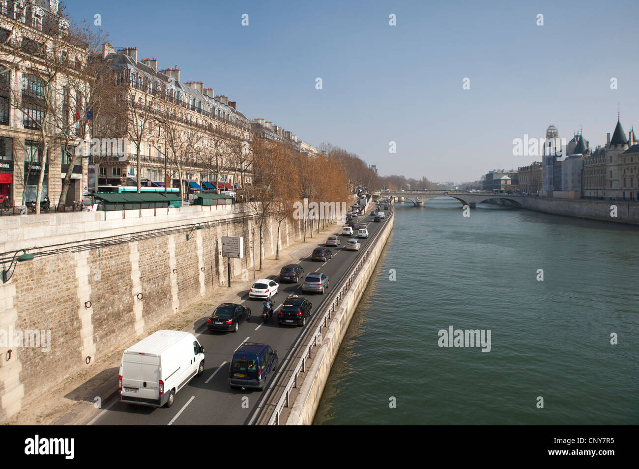 L'Autoroute George Pompidou le long de la Seine, Paris Banque D'Images