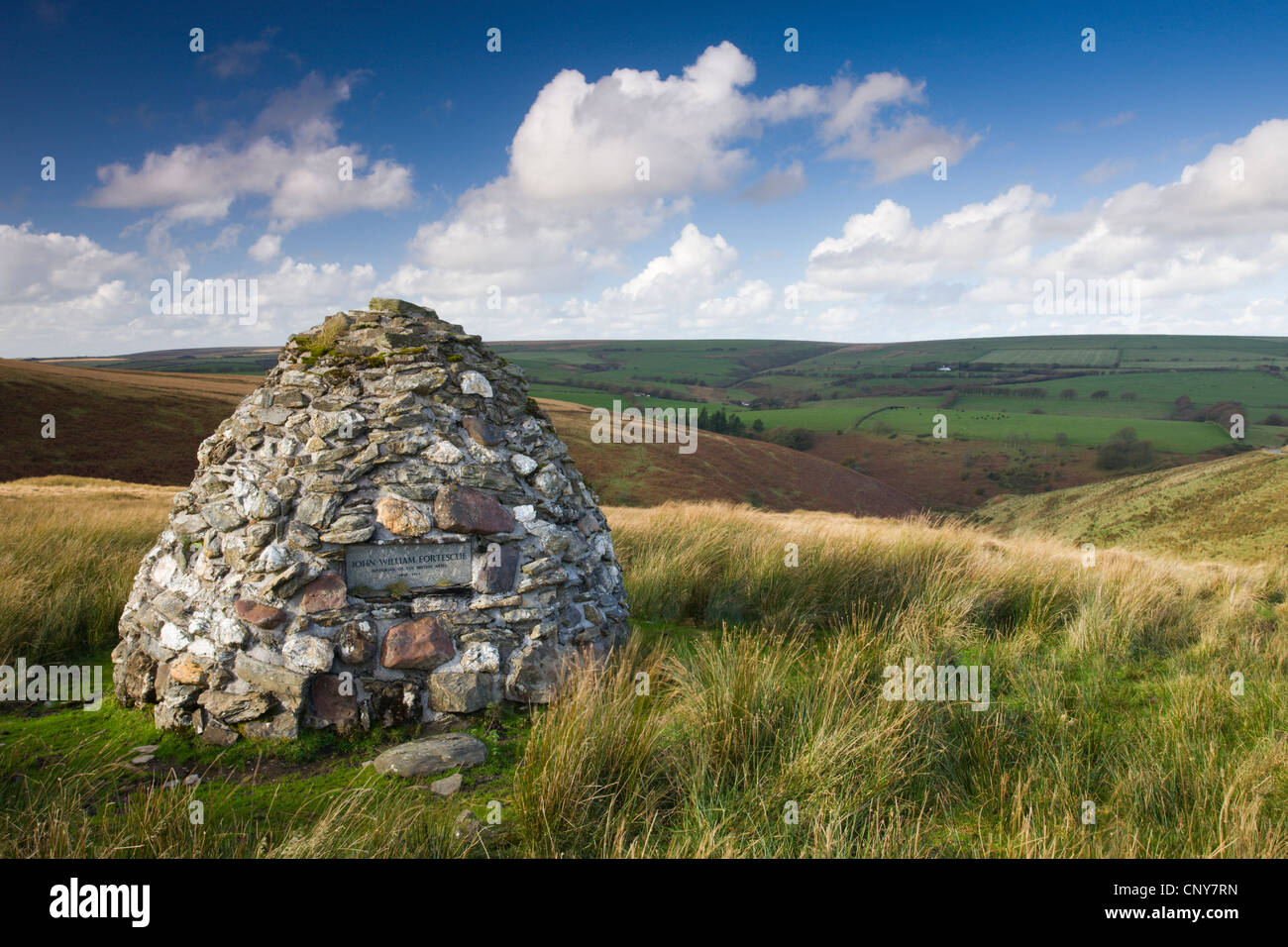 Cairn de pierre dédié à John William Fortescue, historien de l'armée britannique, près de Simonsbath, Exmoor. Banque D'Images