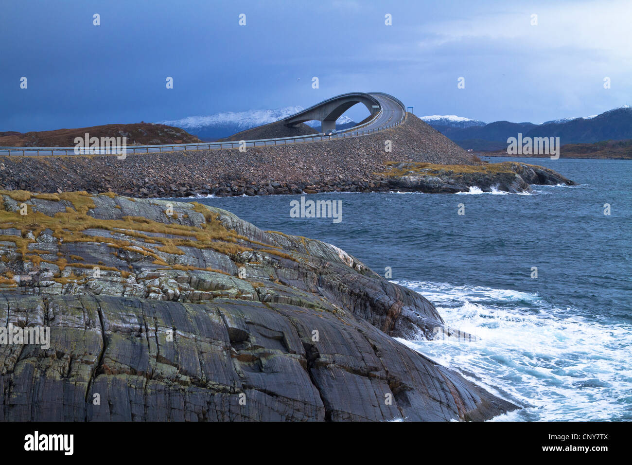 Route de l'Atlantique et arch bridge entre Kristiansund et Molde, Norvège Banque D'Images